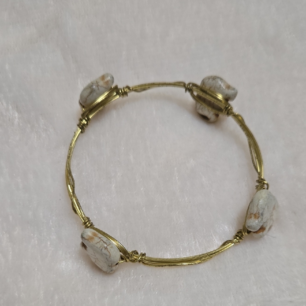 Gold and Cream Elepant Shaped Stone Bracelet.